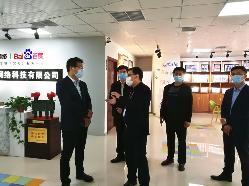 安陽市商務(wù)局副局長張躍勇，攜同天津伍創(chuàng)電子商務(wù)有限公司李富民一行蒞臨安陽青峰網(wǎng)絡(luò)參觀指導(dǎo)?。?>
                        </a>
                    </div>
                </div>
                <div   id=
